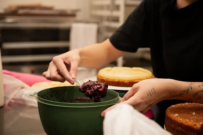 Luiza preparando recheio de frutas vermelhas