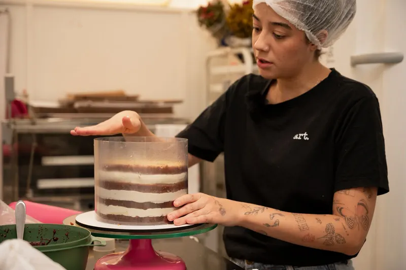 Luiza montando bolo em camadas