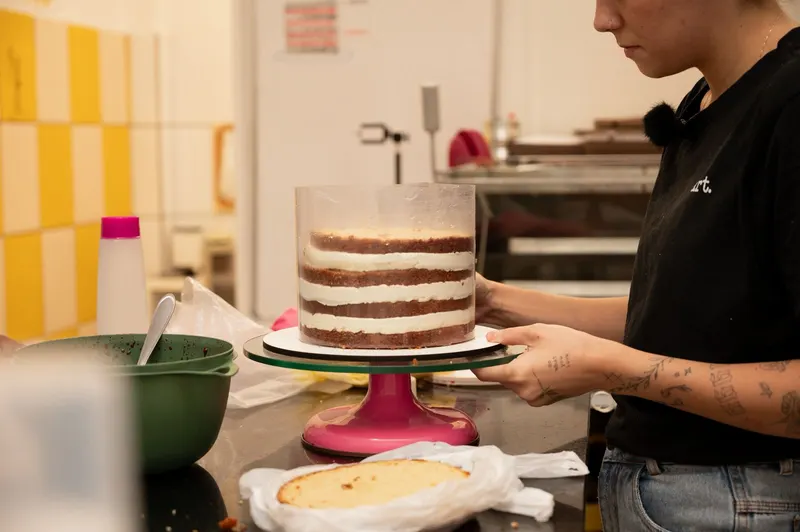 Bolo em montagem com recheio cremoso