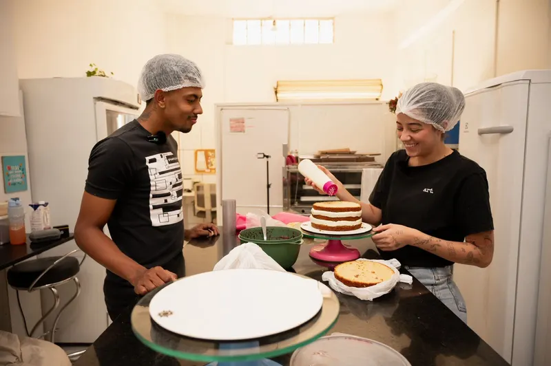 Luiza ensinando processo de confeitaria